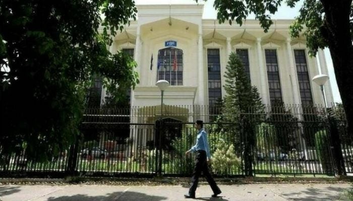 FBR considers turning to whistle-blowers to expose tax evaders FBR considers turning to whistle-blowers to expose tax evaders